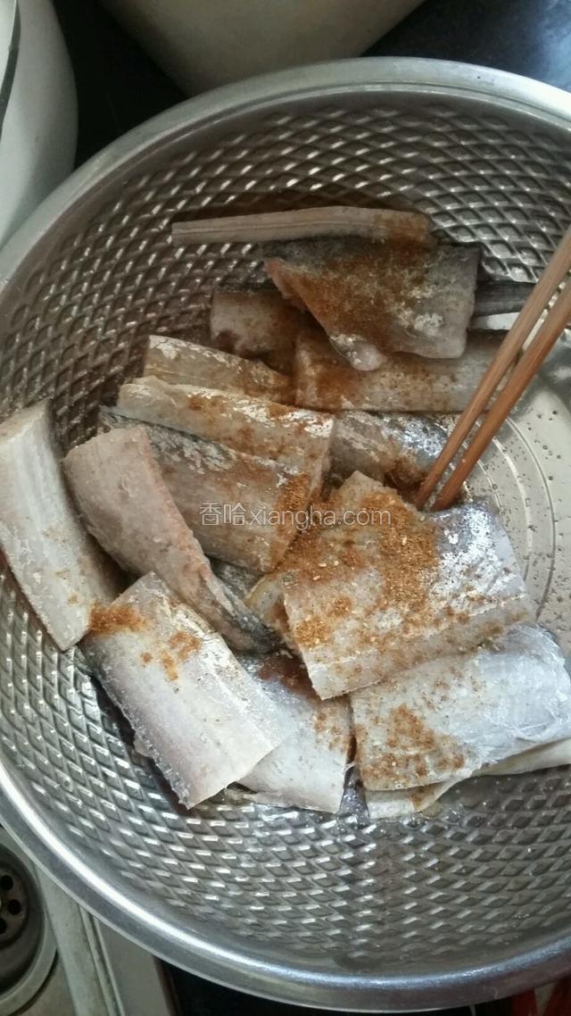 带鱼去头去内脏洗净，剪段，加入十三香，白糖，盐，鸡精，料酒，拌匀，腌一会。