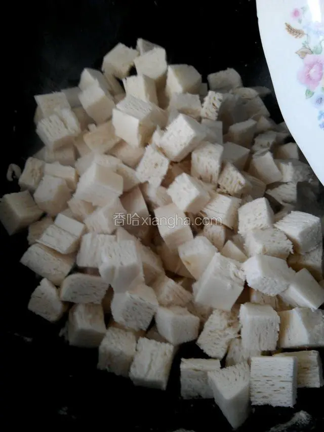 待油烧热，下入馒头丁