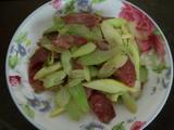 西芹炒腊肠的做法[图]