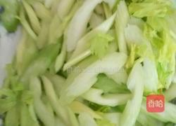 西芹炒腊肠的做法图解1
