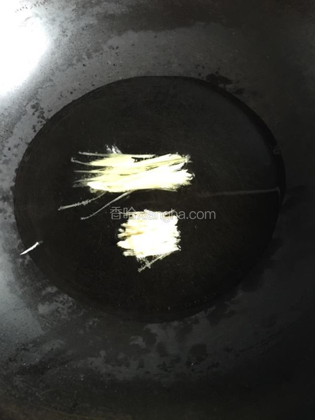 倒少许油 （茭白不吸油）放入葱姜蒜