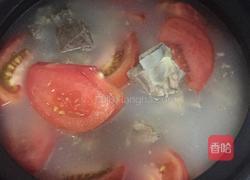 鸡毛菜番茄土豆小排汤的做法图解2