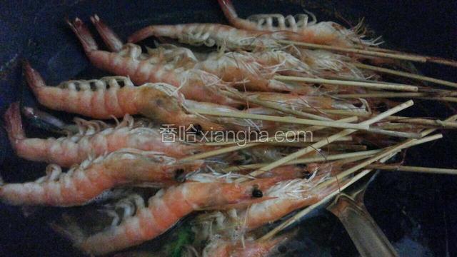 放入虾，汤开后小火浸至5分钟，使虾肉入味。