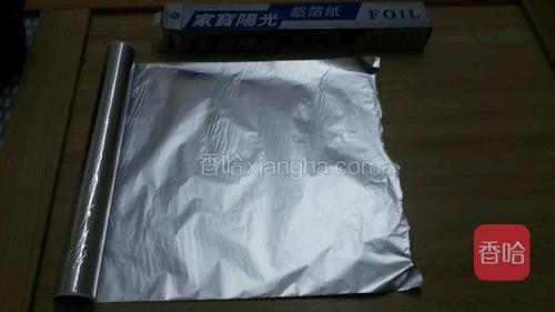 将锡纸摆开，宽度能把虾包起来为准。