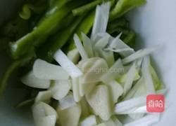 扫帚蘑炒土豆片的做法图解2