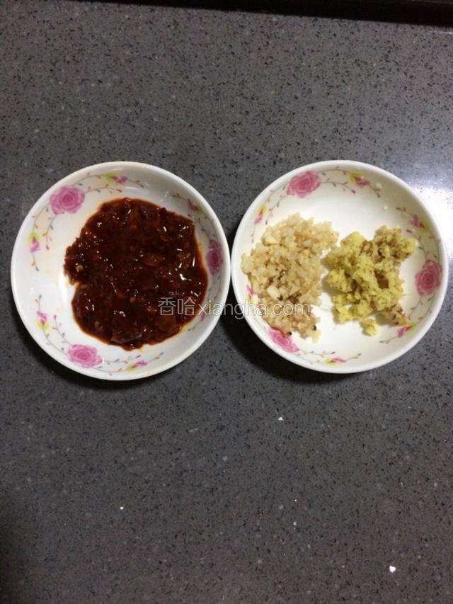 准备豆瓣酱，姜末，蒜末备用