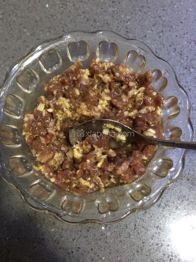牛肉切成小碎末，用姜末，料酒，生抽，蚝油腌制十五分钟左右备用