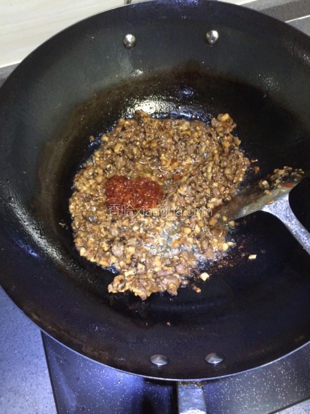 牛肉煸香后，加入豆瓣酱炒片刻加入香菇一起炒香，如果味道偏淡，可再加入适量生抽，蚝油调味