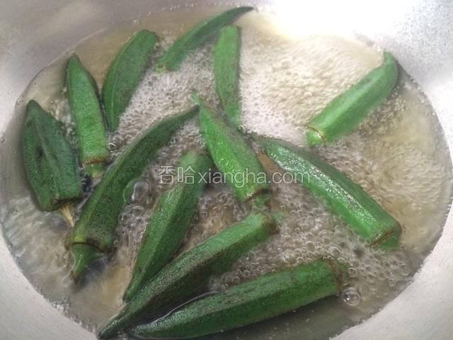 水烧开，里面放一点盐，几滴油，再放入秋葵，汆烫一分钟，至熟；