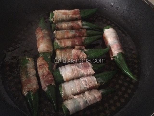 平底锅放一点点油，放入秋葵卷，小火慢煎，待挨着锅底一面金黄色翻面继续煎；