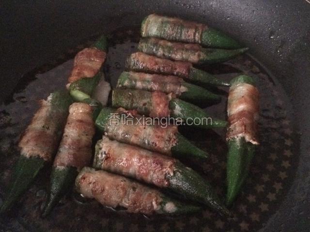 直至全部秋葵卷表面都呈金黄色为止；