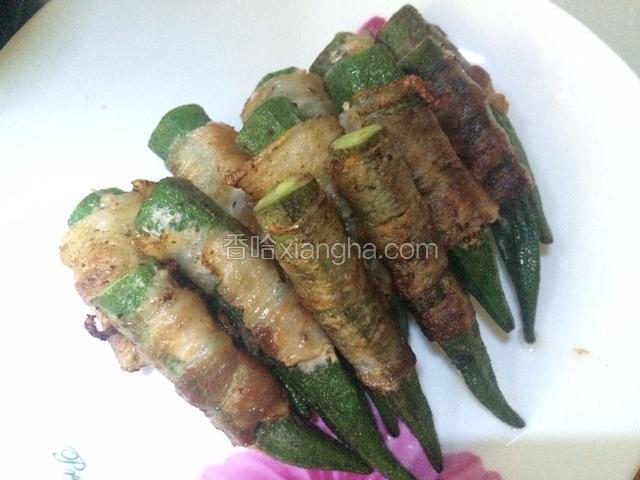 拣出秋葵卷，摆在盘子里；