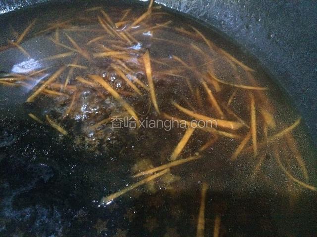 平底锅里会残留一些五花肉出来的油脂，倒出不要，直接放入清水，倒入蚝油和生抽，添加适量盐，再放入胡萝卜丝，烧开后用水淀粉勾芡，汤汁浓稠关火；