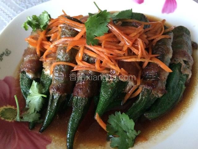 把汤汁淋在秋葵卷上，撒几叶香菜点缀。