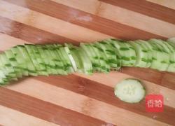 皮蛋黄瓜汤的做法图解2