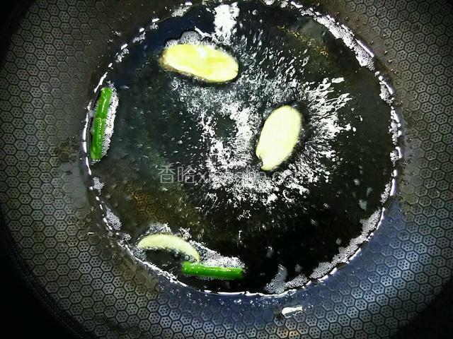 起锅，倒油，加入适量食盐，姜片，葱段。爆香。