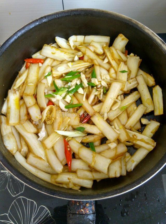 白菜棒变软透亮就熟了，关火。加葱丝少许味精调味，翻炒均匀出锅。