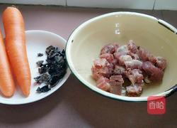 胡萝卜木耳排骨汤的做法图解1