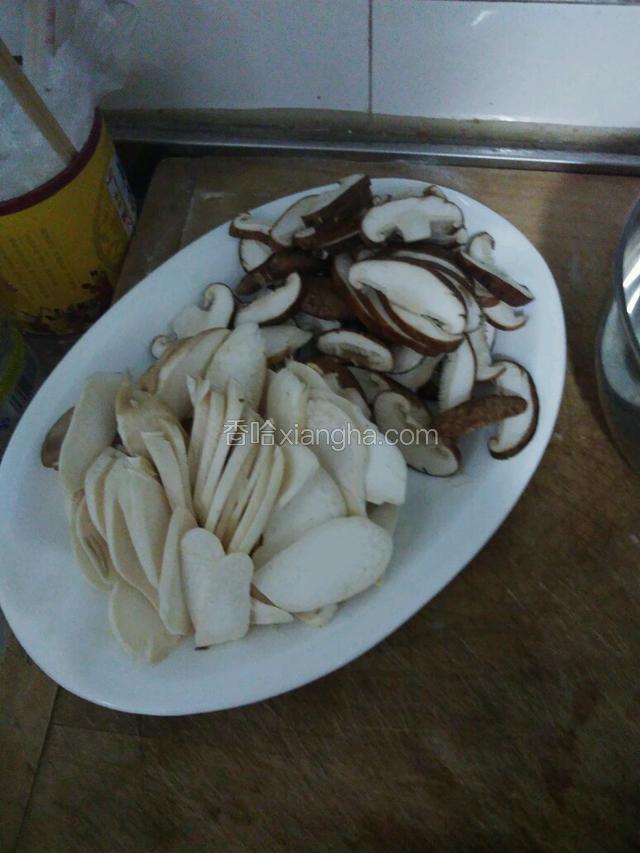 杏鲍菇和香菇改刀切片备用
