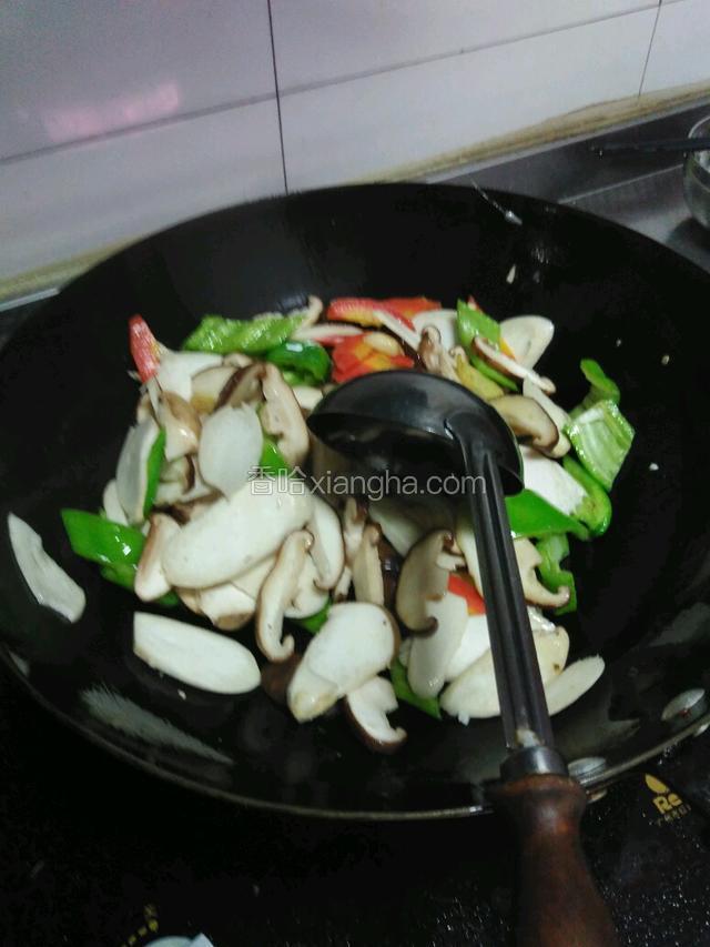 转大火倒入红萝卜，青椒，香菇，杏鲍菇翻炒出香味