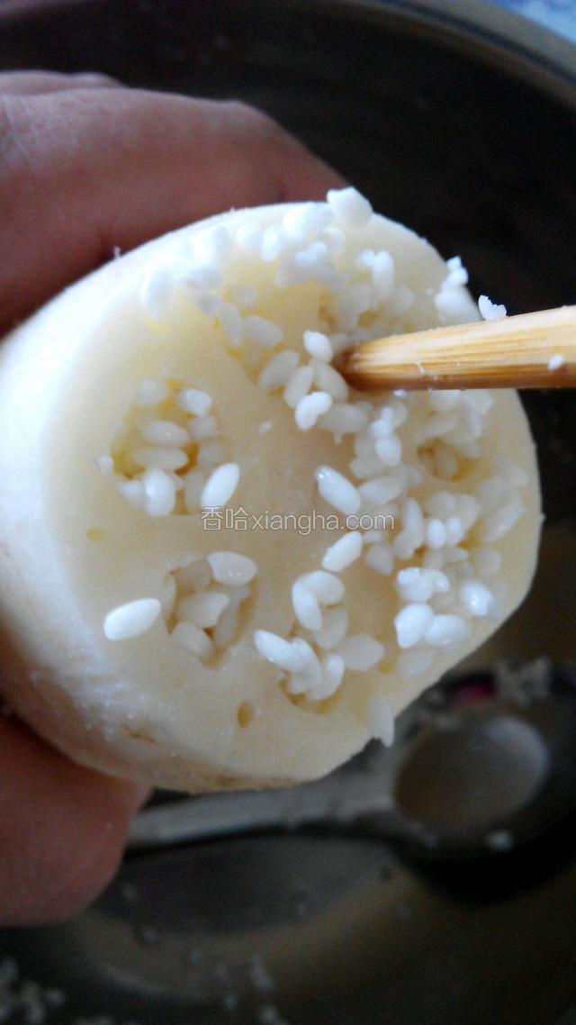 把藕孔用水冲洗干净，装入糯米，用筷子投投，压实