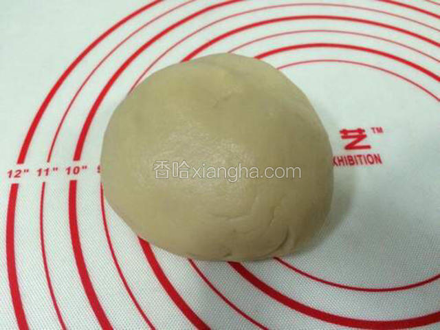 油皮部分的材料混合，揉成光滑的面团，用手揉了35分钟成图片状（也可使用面包机代劳），面揉得好，后期擀皮包馅都事半功倍。