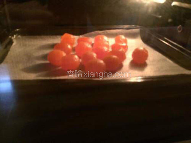 利用醒面的时间处理下蛋黄，去去腥味。把蛋黄沾上白酒，放入预热好的烤箱中层，上下火170度，5分钟。