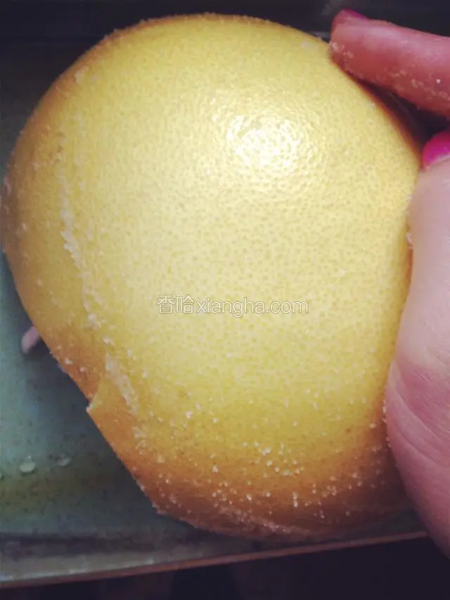用盐搓去柚子皮表面的蜡