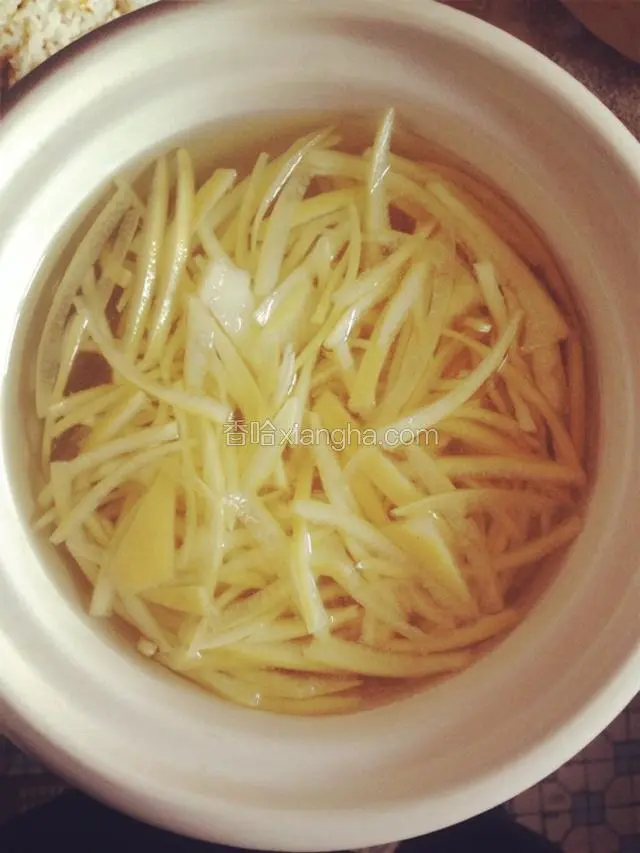 水烧开后放柚子皮和冰糖