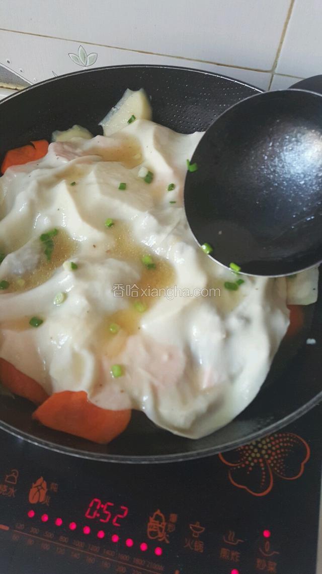 将薄饼均匀地摊在肉菜上面，浇上香葱肉汤