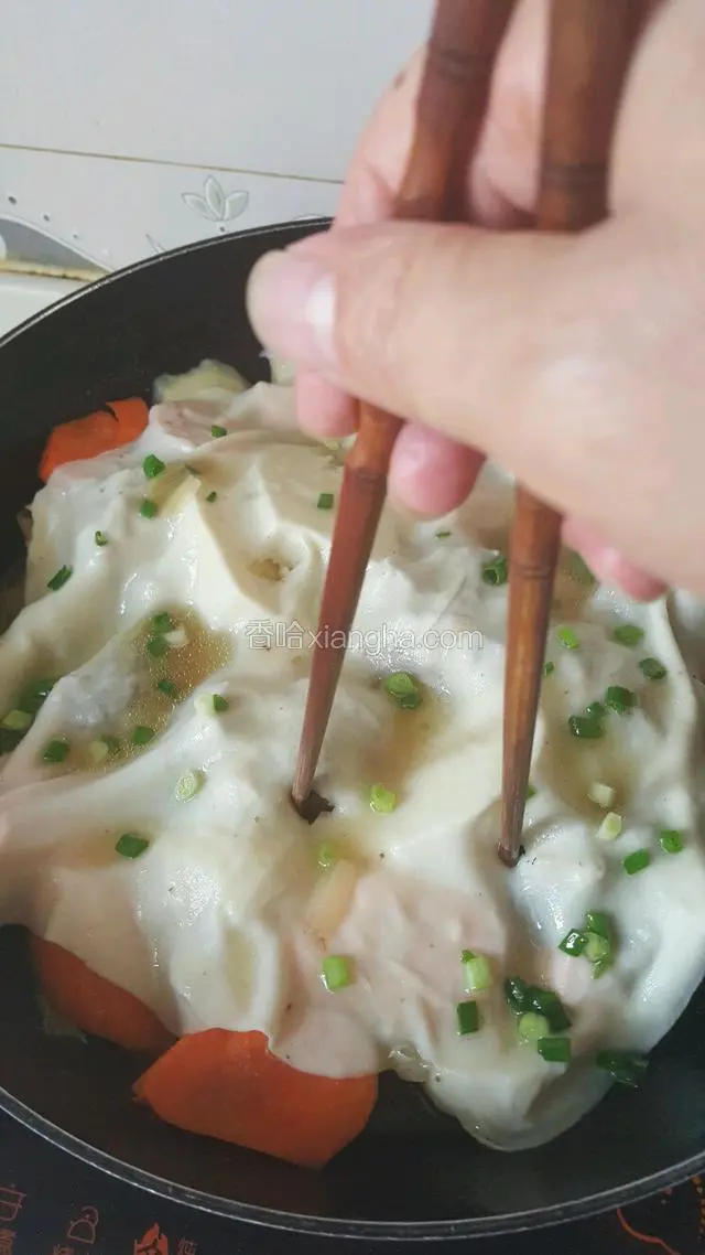 并用筷子在薄饼不同部位扎上5、6个洞，盖上锅盖焖
