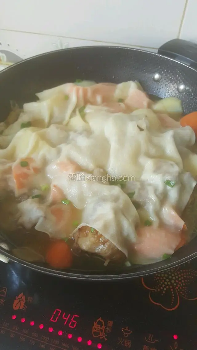 大概半分钟左右，薄饼颜色变得透亮，就熟了