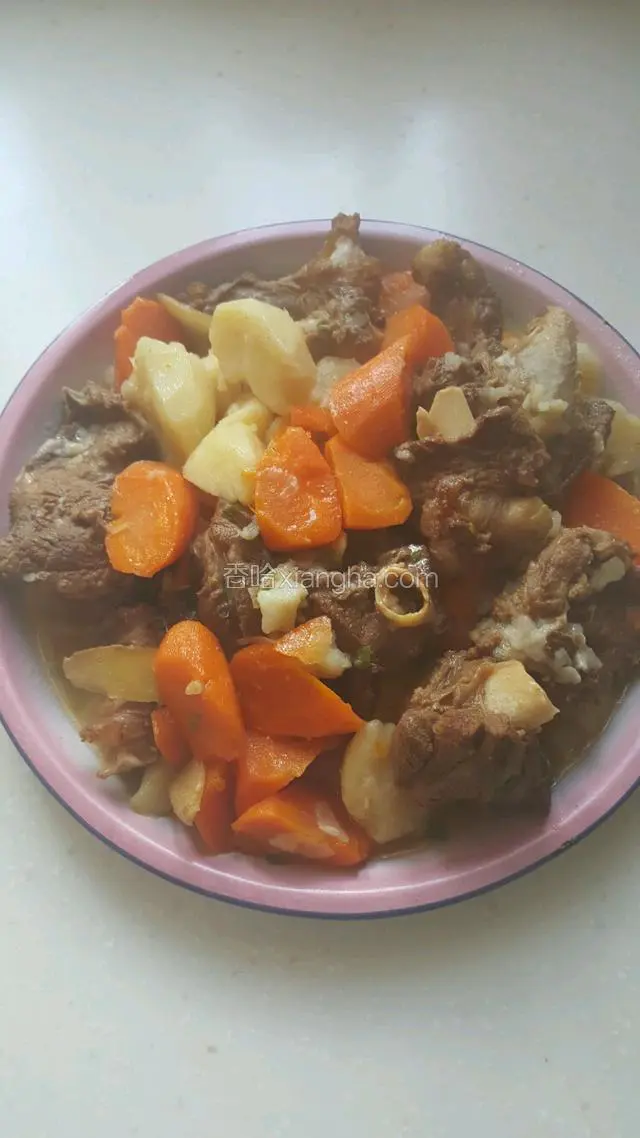 薄饼焖完后，用12寸茶盘盛出羊肉、土豆红萝卜