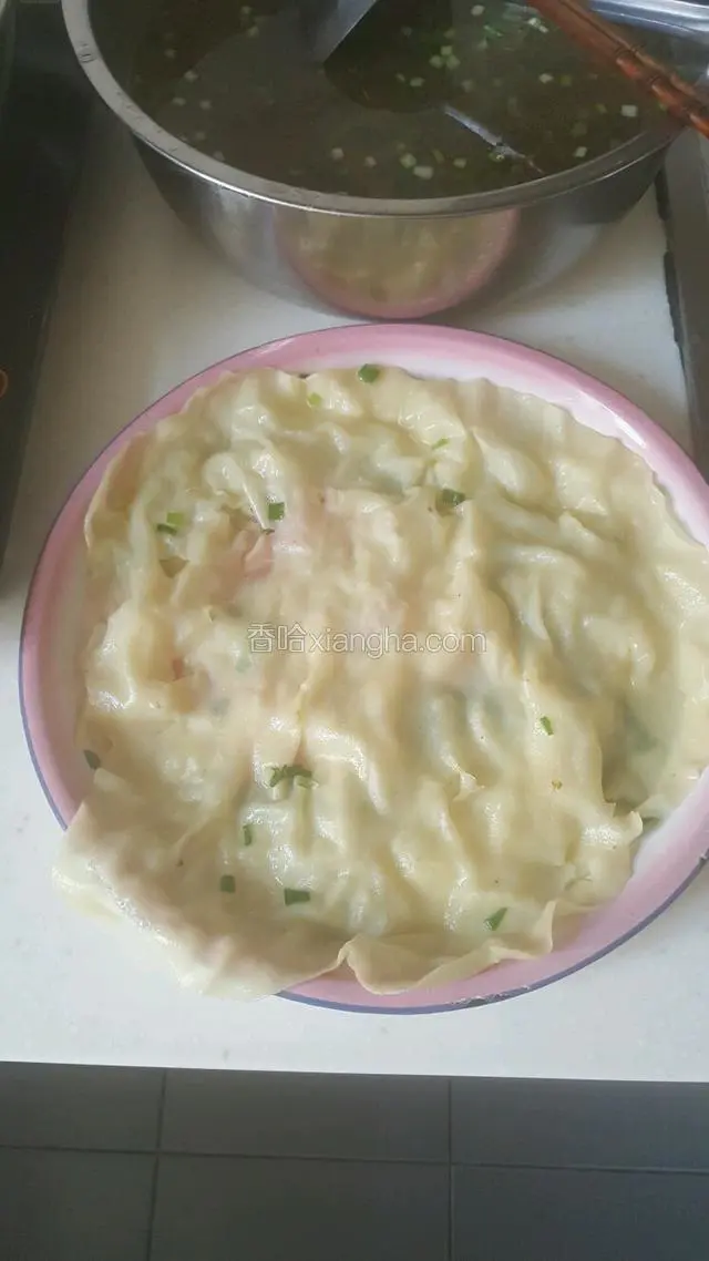 将焖熟的薄饼拿出，摊开放在平底茶盘中，重复焖剩下的薄饼