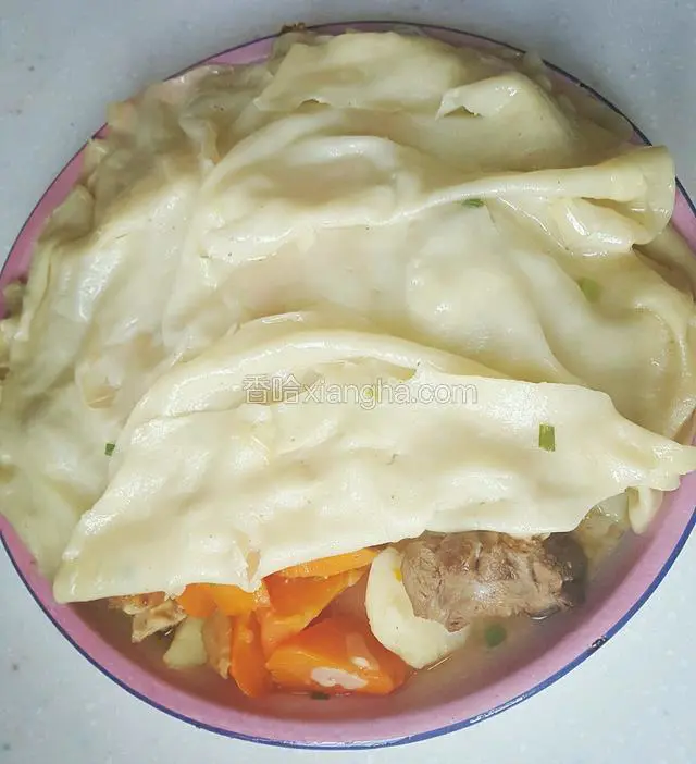 菜谱后记：羊肉焖饼子的吃法有讲究，菜上餐桌后，要由桌子上的长者或尊者挑起薄饼一角（名曰：掀起你的盖头来），品尝第一口，其他人再依次品尝。
