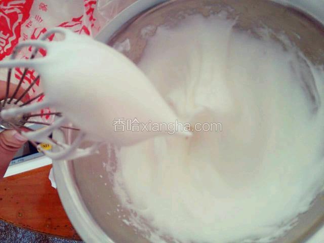 检查之前打发好的蛋白气泡是否均匀，不均匀需要用手动打蛋器用打圈方式抽打均匀细腻状