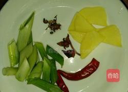 鹌鹑蛋鱿鱼红烧肉的做法图解4