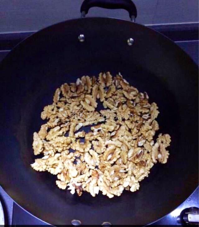 核桃用锅小火炒熟