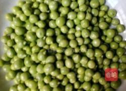 豌豆炒肉丁的做法图解1