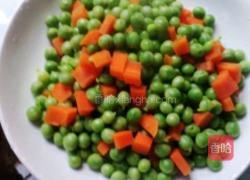 豌豆炒肉丁的做法图解5