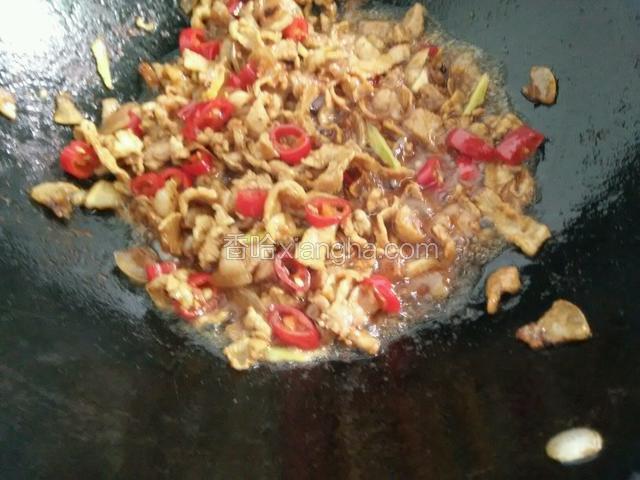 锅里放油五成热下佐料炒香，再放猪肉翻炒！加料酒！