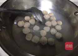 Illustration of how to dip fish balls in tomato sauce 11