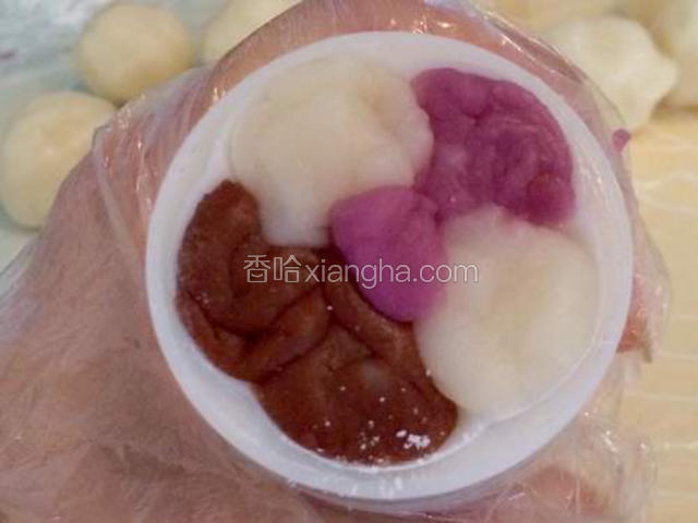 我们再按相同的方法，做一个三色的。取3种不同颜色的面团，将模具顶部填满；下面的步骤同上；