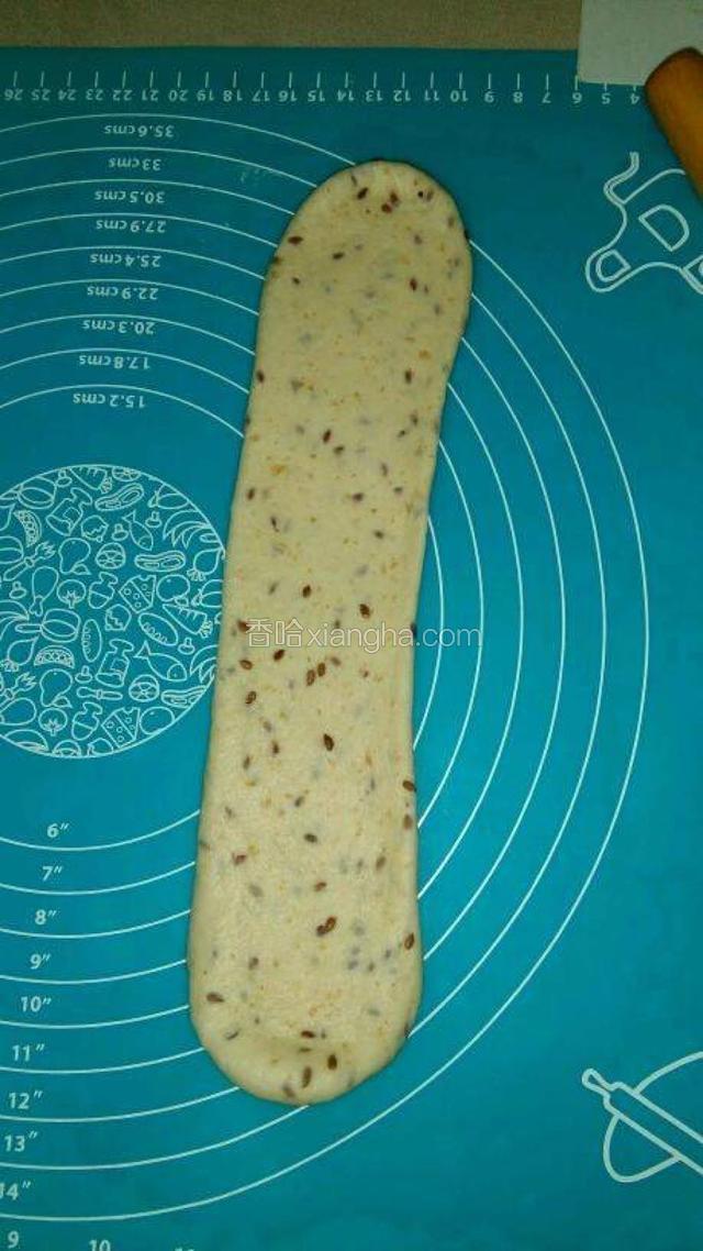 把一次发酵好的面团倒在硅胶揉面垫上，揉一揉进行排气，分割（这次面团可以做两个500g的大吐司和一个100g左右的小吐司），进行15分钟的中间醒发。待醒发时间到了，把面团用擀面杖擀开卷起来，再擀开成舌形状再一次卷起来