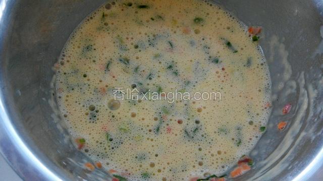 再把面粉倒进去搅拌至无颗粒状，调入适量盐和胡椒粉搅拌均匀。