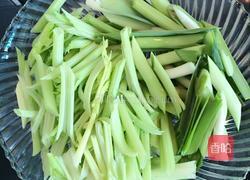 芹菜蒜苗炒猪肝的做法图解2