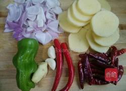干锅香辣土豆片的做法图解1