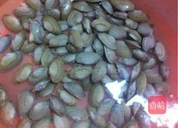 葱油爆花甲的做法图解1