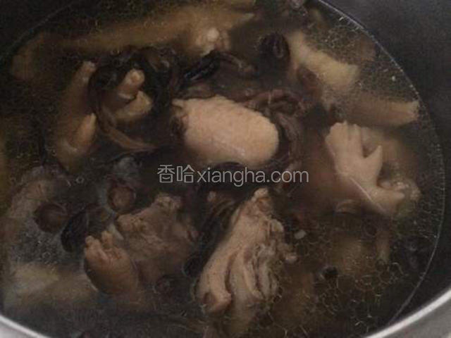 再次煮开后，转小火继续炖煮，时间长些有利于炖烂鸡肉，也使榛蘑更好的发挥作用，滋味更醇浓。吃前半小时左右放盐调味；