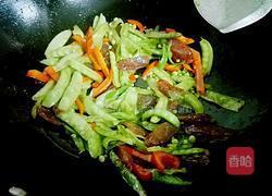 双椒腊肠炒荷兰豆的做法图解5